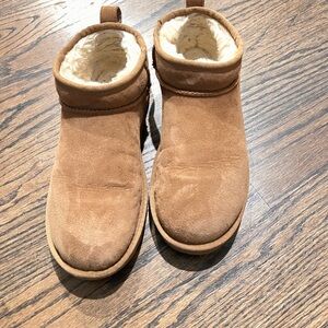 Barely worn Ugg ultra minis. Size 7.